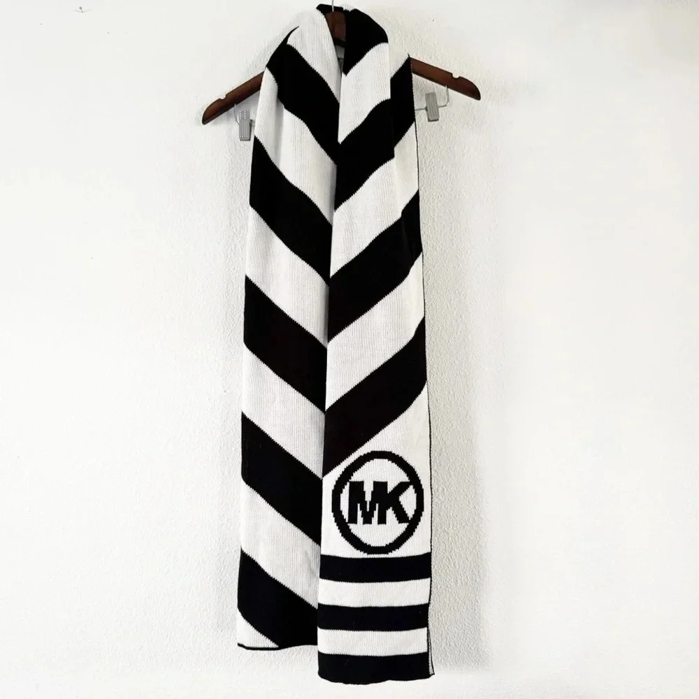 MK Chic Chevron Knit Michael Kors Logo Wrap Scarf Derby Modern Luxury LIKE NEW